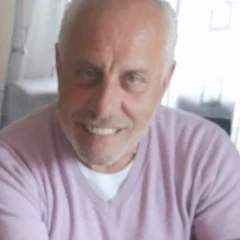 Usuario 6 relajado en casa